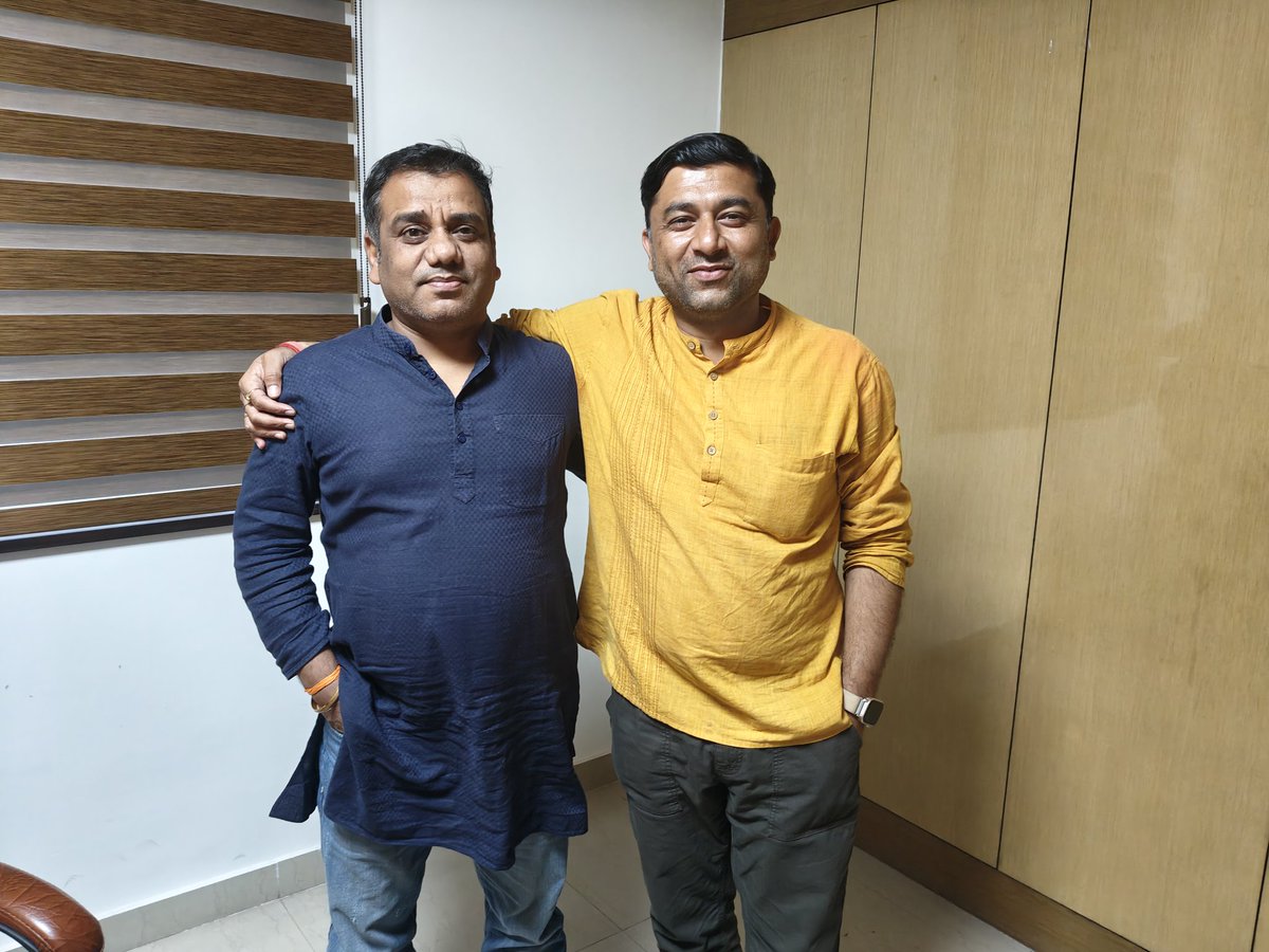 TaraiTeam's tweet image. तराई परिवार द्वारा आयोजित होली मिलन कार्यक्रम के लिए भारत न्यूज़ 24 के संपादक श्री रमेश ठाकुर जी को डॉ. अभिषेक जी और देवेंद्र जी ने आमंत्रण दिया. 

#happyholi2026 #होलिकोत्सव
@sr_rameshthakur @apsinghvisen