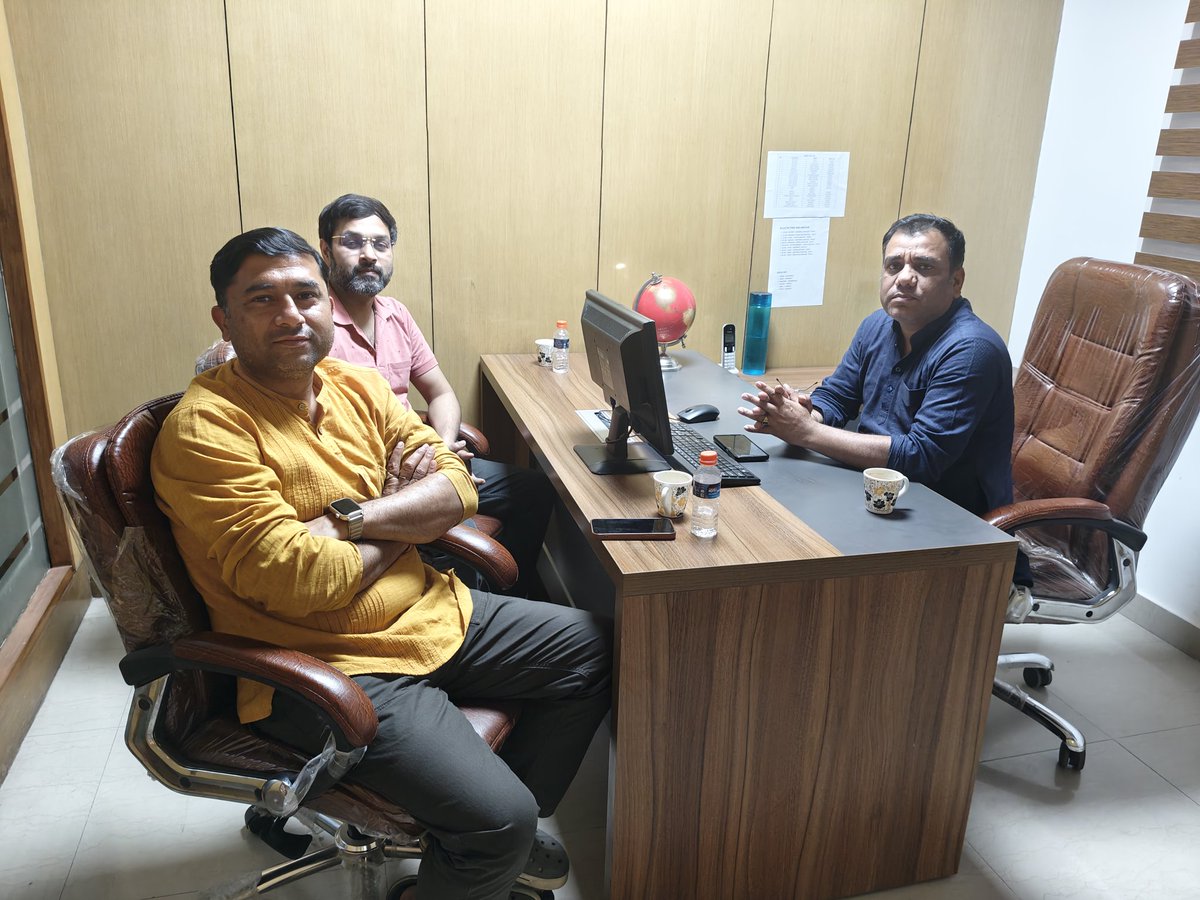 TaraiTeam's tweet image. तराई परिवार द्वारा आयोजित होली मिलन कार्यक्रम के लिए भारत न्यूज़ 24 के संपादक श्री रमेश ठाकुर जी को डॉ. अभिषेक जी और देवेंद्र जी ने आमंत्रण दिया. 

#happyholi2026 #होलिकोत्सव
@sr_rameshthakur @apsinghvisen