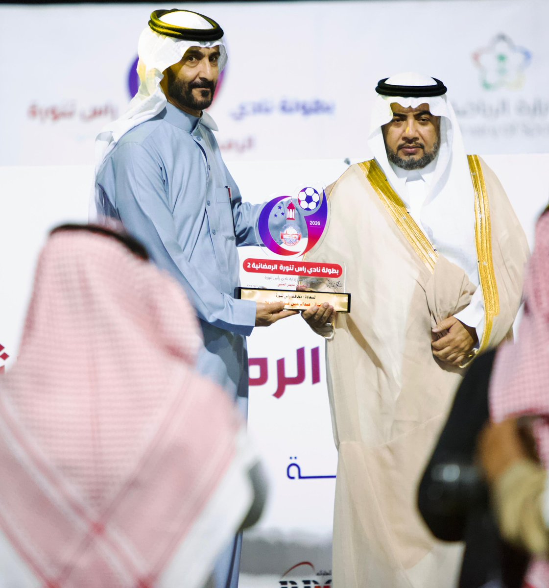 من جانبه أشار أ. متعب العتيبي 
رئيس نادي رأس تنورة في كلمته إلى الاحتفاء بذكرى يوم التأسيس قبل أيام مؤكدًا أهمية الحفاظ على منجزات الوطن والوقوف صفًا واحدًا مع ولاة الأمر، ومستذكرًا ما قدمه الآباء والأجداد من تضحيات أسهمت في بناء هذا الوطن وتعزيز أمنه واستقراره 
#نادي_راس_تنورة