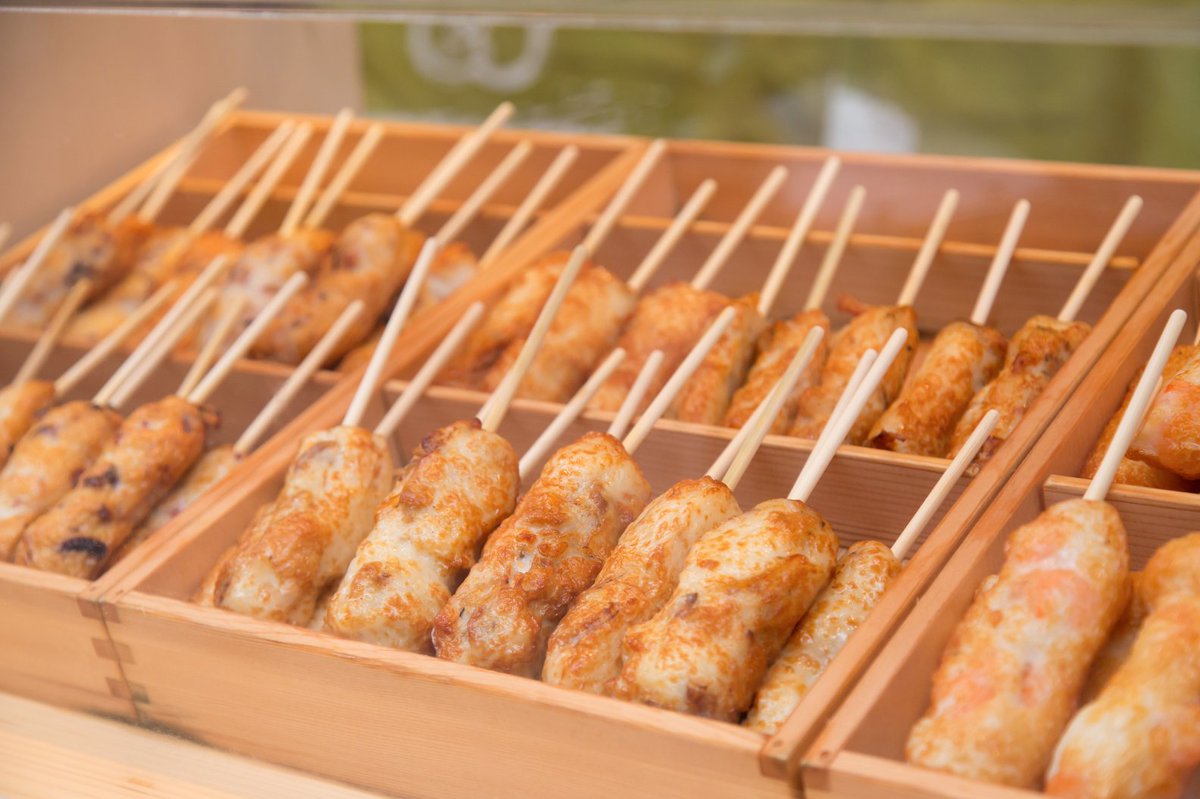 おはようございます。
今朝の大阪は☁ 卒業旅行シーズンですね🚄 
難波でも 観光客の方を多く見かけるようになりました☺️

そんな観光で難波エリアにお越しの方にもオススメ✊
本店で販売している魚棒は ち蒸したてホカホカで 観光中でも食べやすいよう棒付き☺️
小腹が空いた時にぜひご賞味ください！