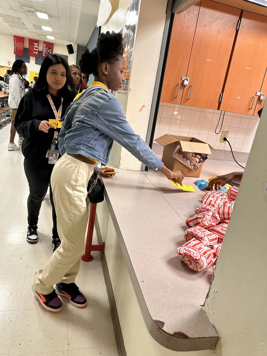 InternPrincipalKnowles tweet media