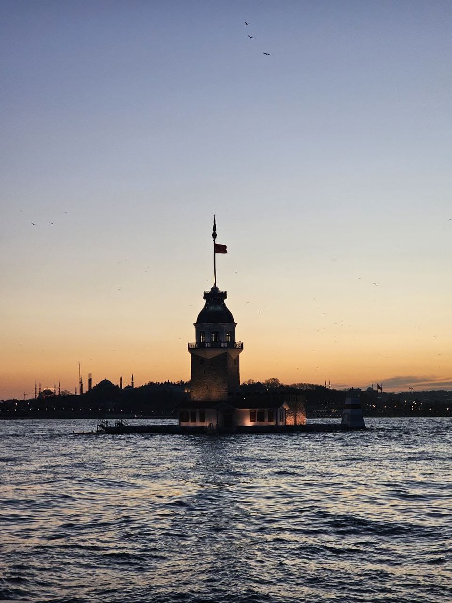 “Savol bersam maylimi? Faqat to‘g‘risini ayting…
— Savol bermang, iltimos…
— ‘Qahva ichishga vaqt topa olasizmi?’ demoqchi edim… ayta olmadim.”