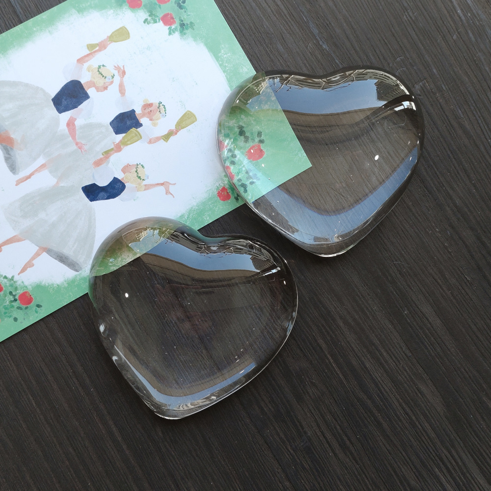 ガラス彫り体験でも人気の、ハートのペーパーウェイトも残りわずかと