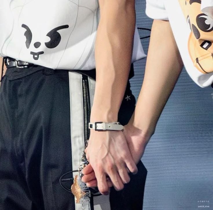 misokittys's tweet photo. the concept of choosing some very specific photos and angles to act like jisung has crazy yaoi hands when his and minho's hands are almost the same https://t.co/MdlITGQP1d