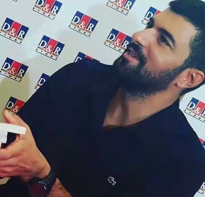 Firma de libros 🫶🏻

#EnginAkyürek 
   Engin Akyürek 
   🤴🇦🇷🤴