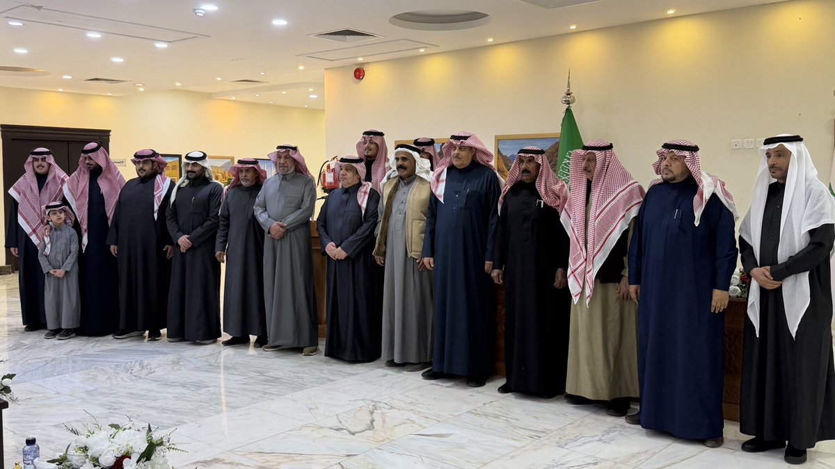 adabihailsa's tweet photo. 📚 | تكريم

كرمت الجمعية الرمز الروائي القصصي والعلم الحائلي الأديب الراحل صالح العديلي -رحمه الله-، وتأتي هذه الاستراتيجية ضمن خطة الجمعية لهذه السنة، للوفاء لأدباء ومبدعي منطقة حائل.

أدار هذه الأمسية وهذا التكريم رئيس مجلس الإدارة د.نايف المهيلب، كما دُشّن بهذه المناسبة كتاب الباحثة أ. حصة الفريدي ( شعرية المكان في أعمال صالح العديلي السردية).

حضر هذا التكريم أبناء الأديب الراحل صالح العديلي وإخوته، وأسرة العديلي الكريمة، ونخبة من المثقفين بالمنطقة.