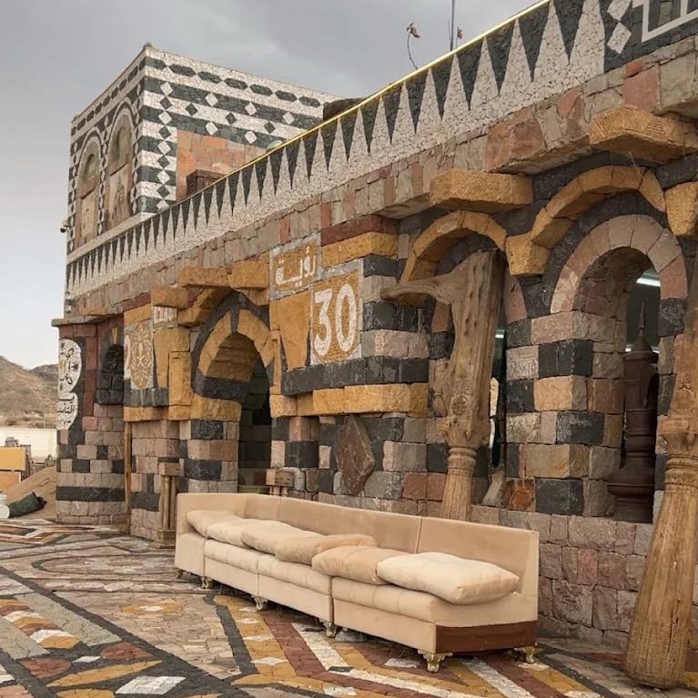 tourismexpert_'s tweet photo. في رحاب القصر الوطني … خبراء السياحة يقرأون ذاكرة الحضارات

رحمة الطويرقي_الطائف 

في زيارة تحمل روح الاهتمـام بالتراث واستشـراف آفاق العمل المشـترك ، قـام رئيس جمعية خبراء السياحة الأستـاذ بندر العتيبي ، يرافقـه عدد من أعضـاء الجمـعية ، بزيـارة إلى القصر الوطني التاريخي للحضارات الإسلامية ، وذلك للاطـلاع على ما يضمه هذا المعلم التراثي من مقتنيات ثقـافية وتاريخية تعكس ثراء الحضـارات الإسلامية وتنوع إرثها الإنساني.

وتجول الوفد في أروقة القصـر ، متأملين ما يحتضنه من معروضات ومقتنيات نادرة توثق صفحات مضيئة من التاريخ ، في مشهدٍ يستحضر عمق الحضـارة ويعيد وصل الحاضـر بذاكرة المكان.

كما تناولت الزيـارة بحث سبل التعـاون بين الجمعية وإدارة القصر ، بما يسهم في تعزيز الحـراك السياحي والثقافي في الطائف ، وإبـراز المعـالم التراثية بوصفها روافد مهمة للمعـرفة والهـوية.

وتأتي هذه الزيارة في إطار اهتمام الجمعية بدعم المبادرات التي تعنى بالتراث والسيـاحة الثقافية ، انطلاقًا من إيمانها بأن المعـالم التاريخية ليست مجرد شواهد على المـاضي ، بل منصـات حية تحكي قصة المكان وتمنح الزائر فرصـة قراءة التـاريخ بلغة الحاضر .

#الطايف_الان 
#شهر_رمضان 
#جمعية_خبراء_السياحة 
#التراث 
#السياحة 
@btourg 
@hpksa91