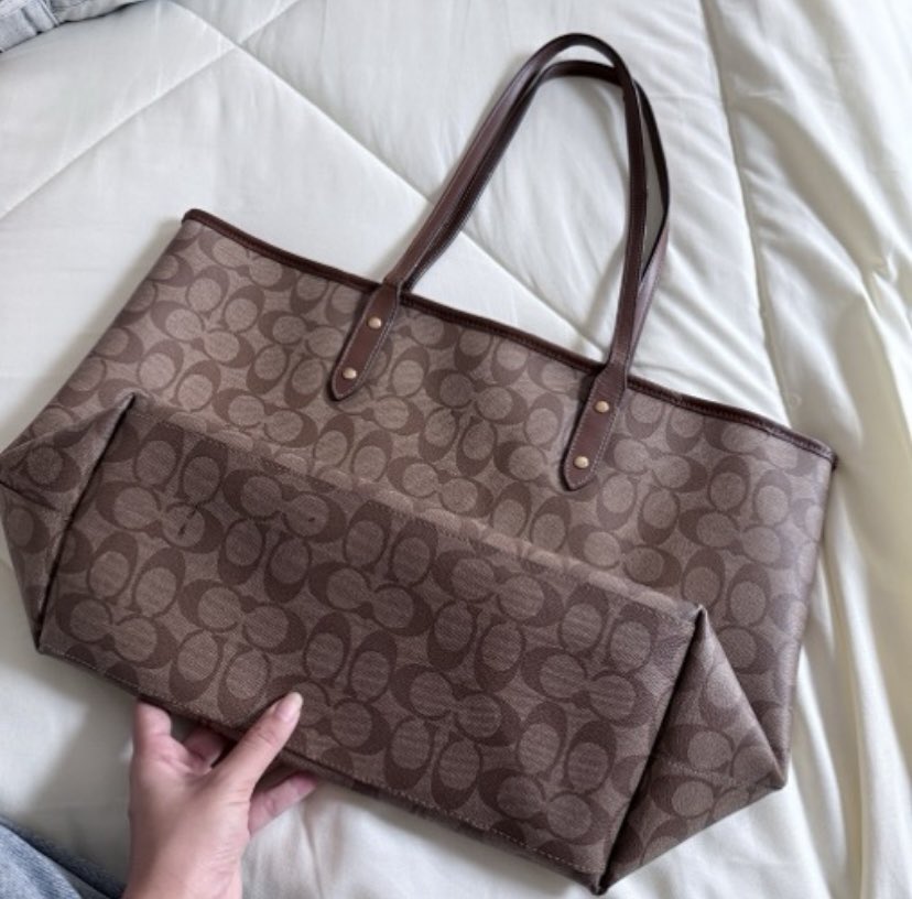 iam1answer's tweet photo. ส่งต่อ Coach tote bag 17 นิ้ว สีน้ำตาล🍪 ใส่แมค/ไอแพดได้ รุ่นนี้ไม่มีซิปแต่มีตัวล็อคค่า สภาพดี มากร่องรอยใช้งานทั่วไป มุมดี แคนวาสสวย สีตามหา

ราคา 2,390 บาท ส่งฟรี (จาก2,690)
#ส่งต่อกระเป๋า #ส่งต่อcoach
#ส่งต่อlongchamp #ส่งต่อlongchampแท้ #longchampthailand #กระเป๋าแบรนด์เนม https://t.co/ZPFe3zQVDC