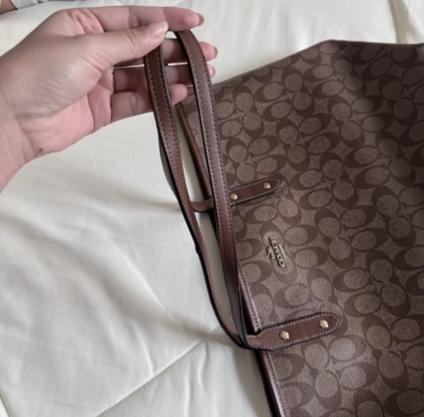 iam1answer's tweet photo. ส่งต่อ Coach tote bag 17 นิ้ว สีน้ำตาล🍪 ใส่แมค/ไอแพดได้ รุ่นนี้ไม่มีซิปแต่มีตัวล็อคค่า สภาพดี มากร่องรอยใช้งานทั่วไป มุมดี แคนวาสสวย สีตามหา

ราคา 2,390 บาท ส่งฟรี (จาก2,690)
#ส่งต่อกระเป๋า #ส่งต่อcoach
#ส่งต่อlongchamp #ส่งต่อlongchampแท้ #longchampthailand #กระเป๋าแบรนด์เนม https://t.co/ZPFe3zQVDC