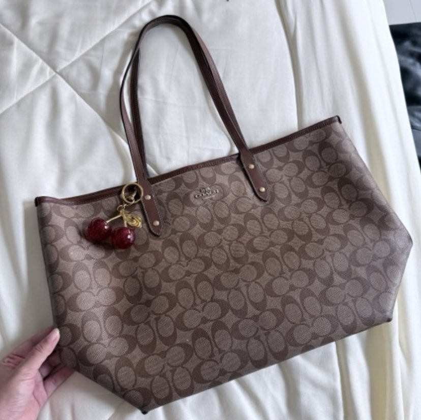 iam1answer's tweet photo. ส่งต่อ Coach tote bag 17 นิ้ว สีน้ำตาล🍪 ใส่แมค/ไอแพดได้ รุ่นนี้ไม่มีซิปแต่มีตัวล็อคค่า สภาพดี มากร่องรอยใช้งานทั่วไป มุมดี แคนวาสสวย สีตามหา

ราคา 2,390 บาท ส่งฟรี (จาก2,690)
#ส่งต่อกระเป๋า #ส่งต่อcoach
#ส่งต่อlongchamp #ส่งต่อlongchampแท้ #longchampthailand #กระเป๋าแบรนด์เนม https://t.co/ZPFe3zQVDC