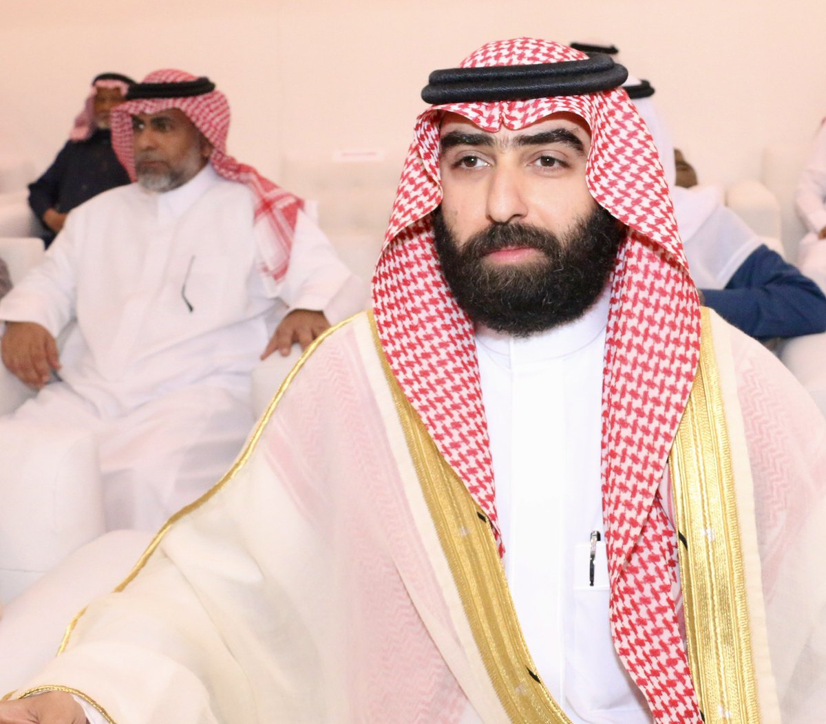 وفي ختام الحفل كرّم كلا من عبدالله الأنصاري وحسين القحطاني وعويض العتيبي وعبدالله الشمري نيابة عن أهالي محافظة رأس تنورة رئيس بلدية المحافظة المهندس محمد الجاسم بدرع تقدير وعرفانًا بجهوده في أنسنة شوارع المحافظة ورفع جودة الحياة 
بما يخدم الأهالي وزوار المحافظة .
#نادي_راس_تنورة