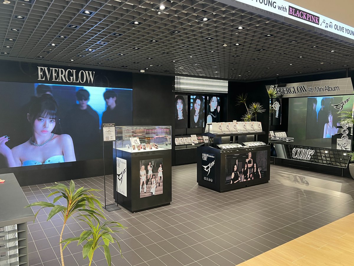 MINIRECORD_SHOP's tweet photo. [📢] 
#EVERGLOW #에버글로우
4th Mini Album 【CODE】 발매 기념
🍀OLIVEYOUNG OFFLINE STORE OPEN🍀

[OFFLINE POP-UP]
📍장소: 올리브영 두타점
🗓️기간: 2026.03.06(금) 10:30 ~ 2026.03.13(금) 23:59 (KST)

🎁 Photobook ver.구매 시,
미공개 포토카드 4종 A ver. 중 1종 랜덤 증정
🎁 KiT ver. 구매 시,
미공개 포토카드 4종 B ver. 중 1종 랜덤 증정
(온/오프라인 특전 이미지 동일)

✨스페셜 이벤트 (오프라인 only)
구매자 중 4명 추첨 사인 폴라로이드 증정

럭키드로우 바로가기
Photobook ver. 🔗 https://t.co/SmmCwIPygC
KiT ver. 🔗https://t.co/AgueK3Dnwp

#CODE #EVERGLOW_CODE
#미니레코드
@everglow_offcl