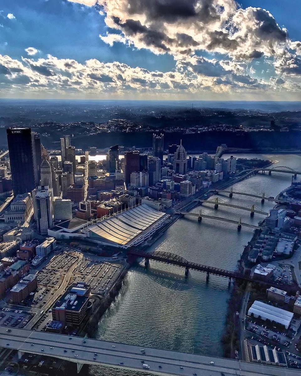 RubenACampos's tweet photo. Light and shadow over the Steel City. https://t.co/gXoxgawW75