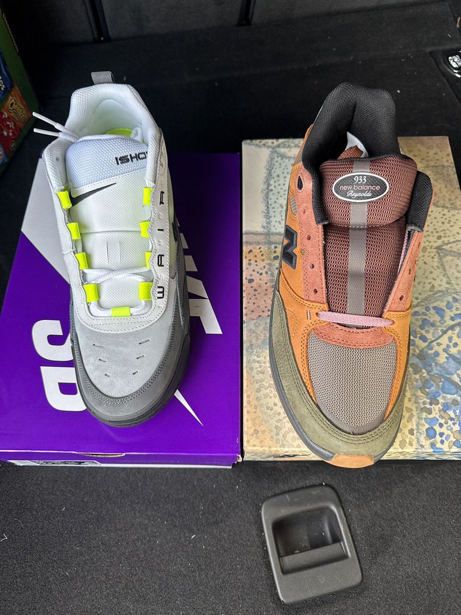 Lofton713's tweet image. A couple of pickups from the local skate shop! 🔥🔥🔥 @nikesb @newbalance #BlueFlowers