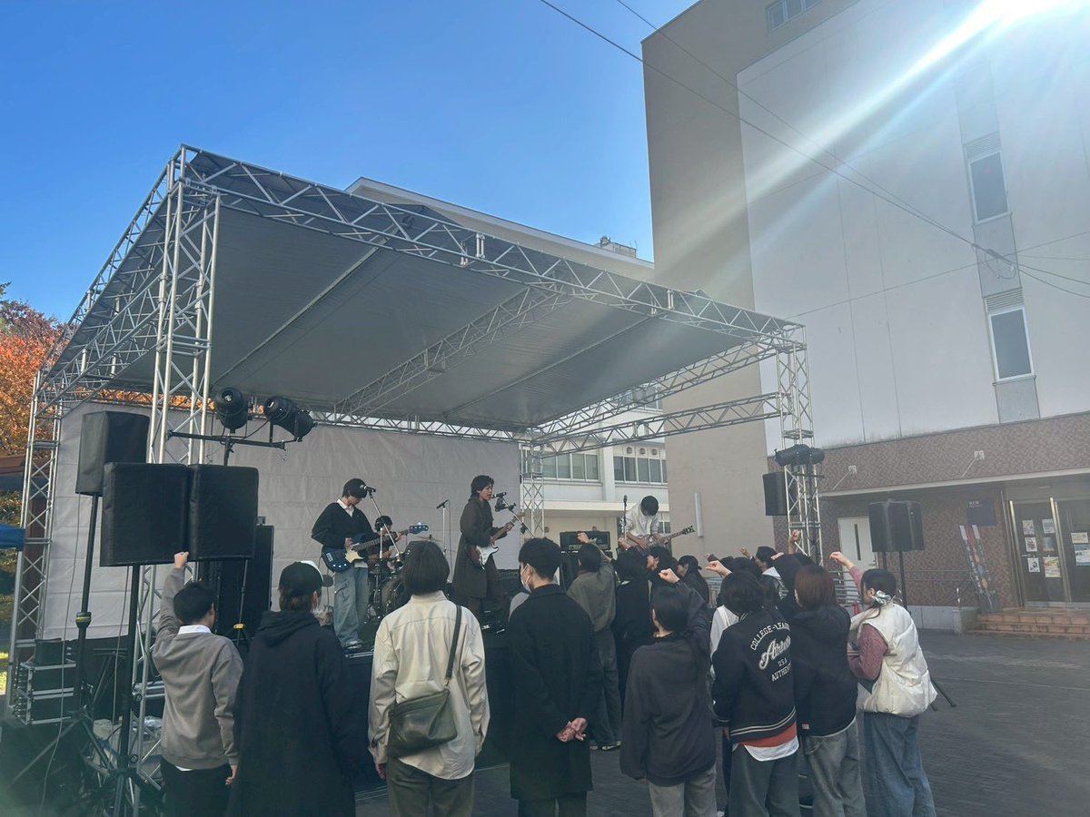 ueck_on's tweet photo. 電気通信大学に合格された皆さんおめでとうございます🎉
UEC軽音楽部です🎸
本サークルでは幅広いジャンルのバンド活動を行っており、ライブやイベントも定期的に開催しています！
初心者の方も経験者の方も大歓迎です✨少しでも興味がある方は
ぜひQRコードからご連絡ください！
#春から電通大 #uec26 https://t.co/33XwWAR8ez