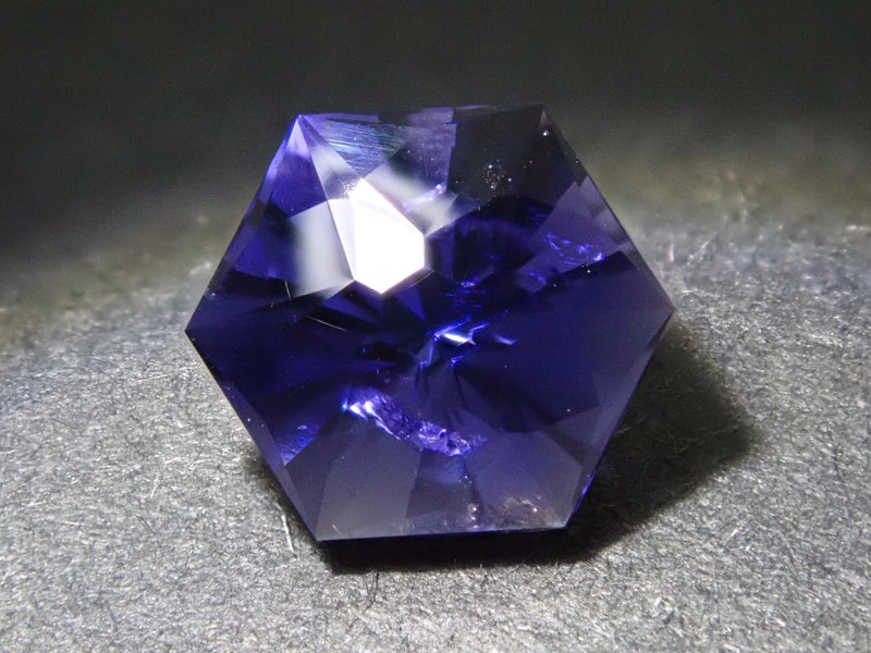 ベルベットのように滑らかな菫色も素敵です✨