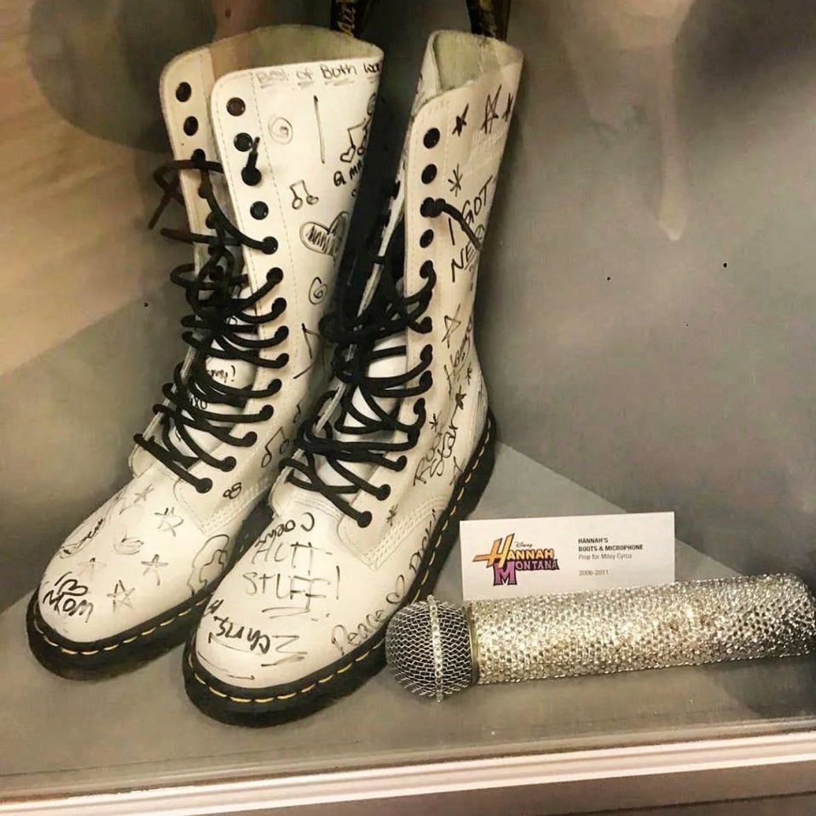 MileyUpdates's tweet photo. and that’s history https://t.co/wg2w4d5bNH