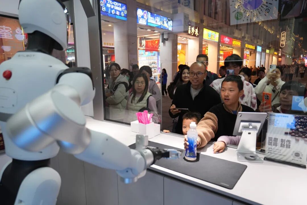 🤖The Galbot's robot, following its Spring Festival Gala fame, is now on duty in Xiamen! This AI clerk is welcoming visitors, picking up products, and taking orders at Zhongshan Road. Blending tradition and high-tech, it highlights Xiamen's growing momentum in embodied AI.