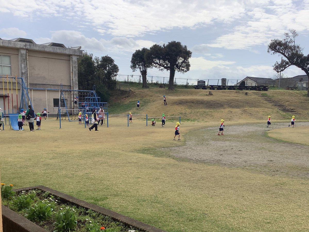nishimata_esc's tweet photo. 🥰ようこそ西俣小学校へ！
西俣っ子がいなくて、静かすぎて淋しかった学校が、にぎやかになっています♪近くの西南保育園の皆さんも今日は遠足。広い校庭を楽しそうに走り回っています。とっても嬉しくなる光景です🥰 https://t.co/KqMsaug79m