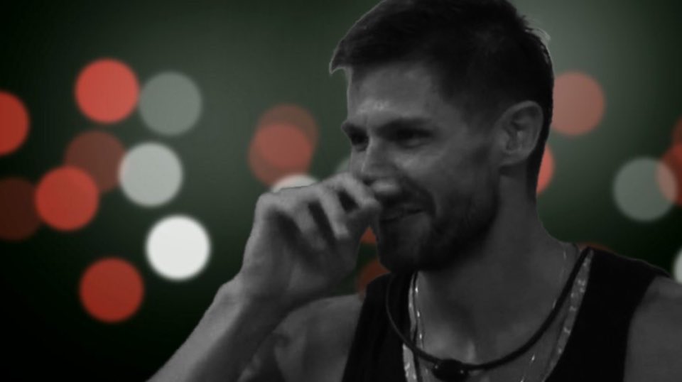 Eu_simplesment's tweet photo. #BBB26 
Fizeram mais sucesso que a volta do Breno. https://t.co/f0C2hzv25w