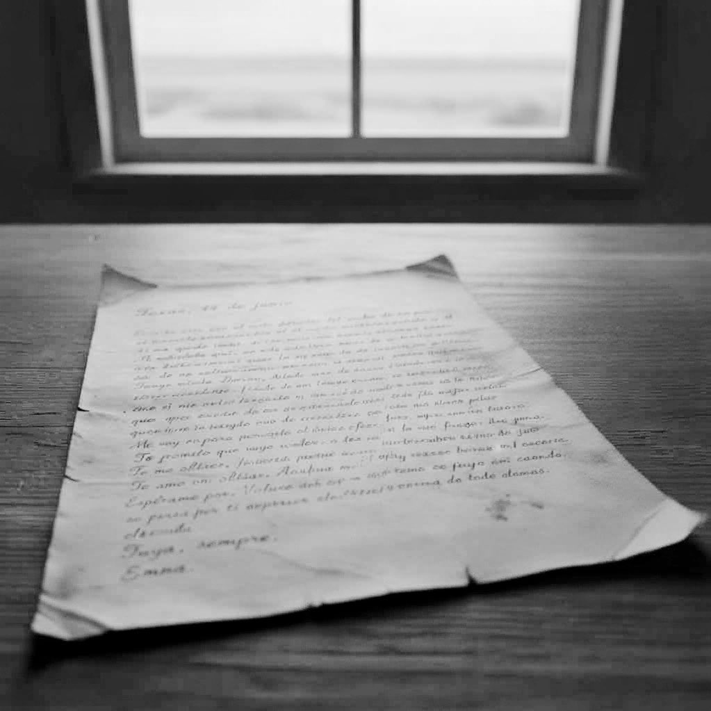 𝒯exas, 14 de junio

𝒟orian:

ℰscribo esto con el motor de la camioneta de papá encendido afuera y el corazón martilleando contra mis costillas. 𝒮i me quedo un minuto más, si te miro a los ojos una última vez, sé que no podré irme jamás. ℳe quedaría aquí, en este polvo, y