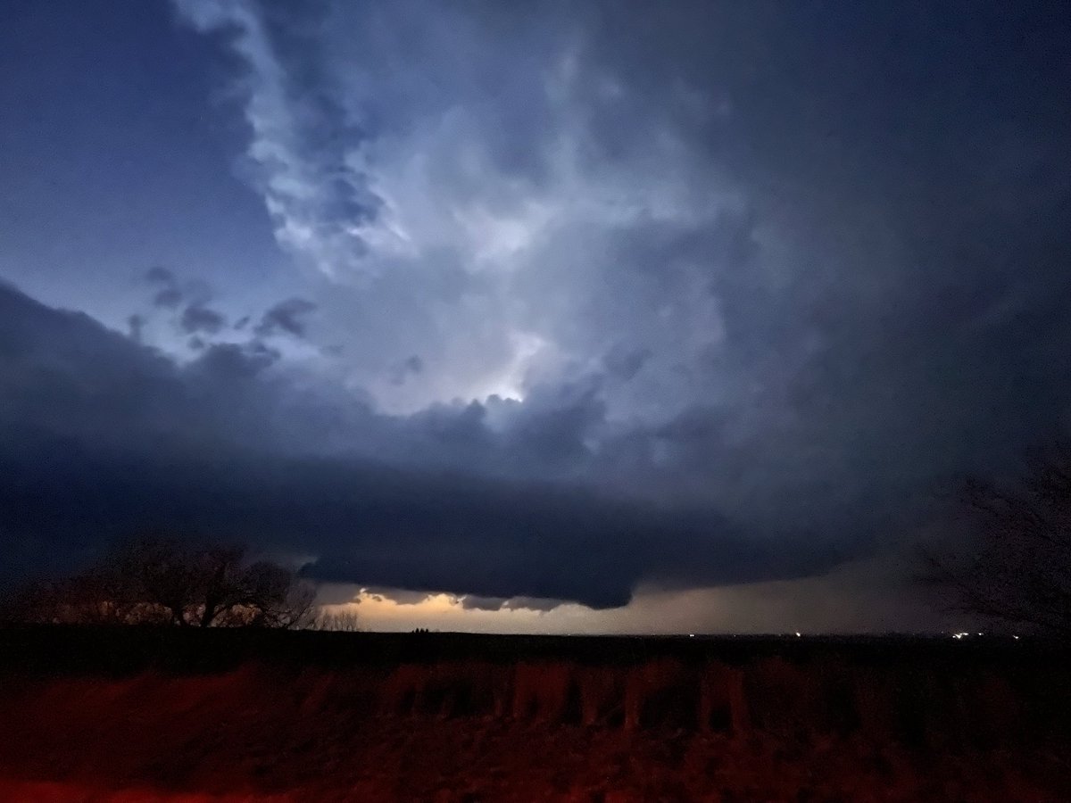 BehrensWx's tweet photo. Wall cloud on storm near Memphis, Texas at 7:21pm #txwx https://t.co/lkWrhjLcyA
