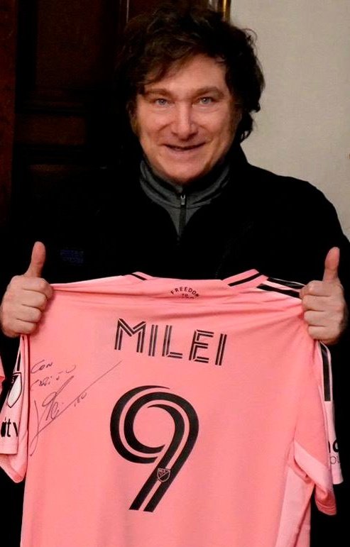 Trumperizar's tweet photo. ✅️ Le regaló su camiseta firmada a Milei
✅️ Se reunió con Bukele.
✅️ Visitó a Trump en la Casablanca.

El mejor de la historia esta de nuestro lado, revienten zurdos. https://t.co/E36D082MV9