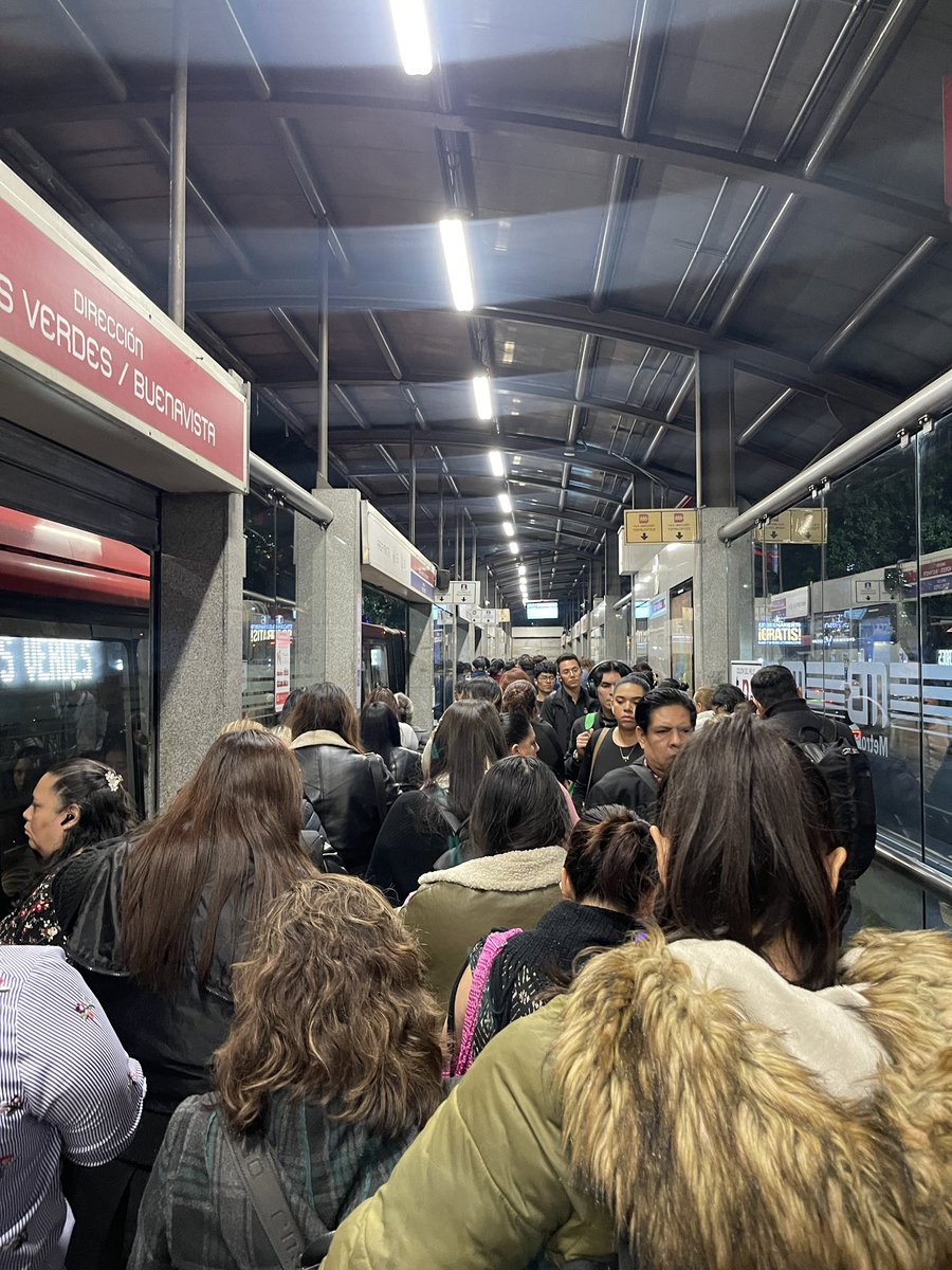 AleES_92's tweet photo. @MetrobusCDMX Lo de siempre y toooooooda la vida en colonia del valle con el dirección Tepalcates. El andén es minúsculo, deberían mandar las unidades más seguido para despejar https://t.co/dQQ7xaTftf