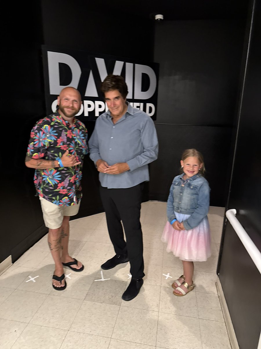 offonthego's tweet photo. Here’s to a successful run at the @MGMGrand to @Copperfield hope to see you soon friend!! Maybe the moon?!? Let’s chat!! https://t.co/UzH1gj6oj5