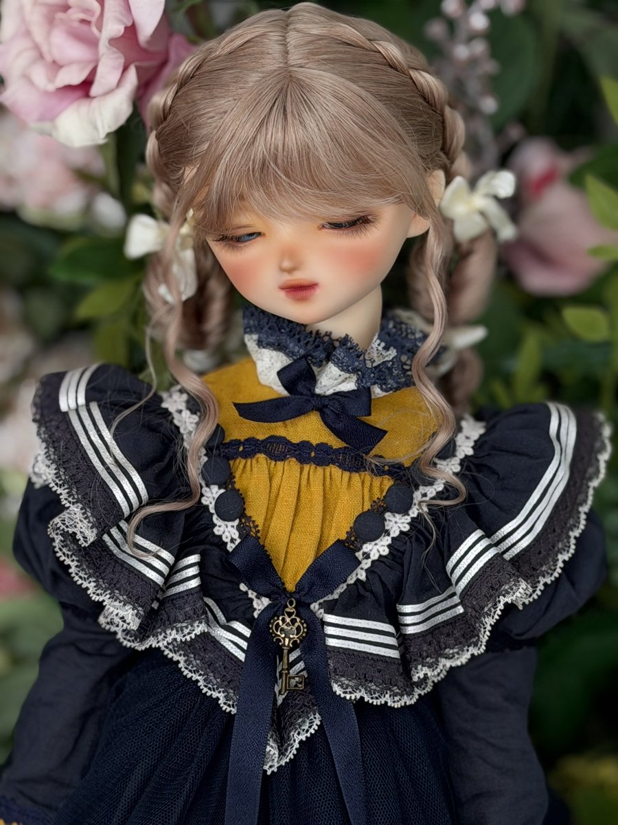 #트인덕장터
[판매] 슈에뜨 SD 메이페어 
✅ 네이비&amp;머스타드
✅ 최근 장터에서 구매, 실내 착용 후 보관
✅ 소매에 착용 주름 O
✅ 드레스, 파니에, 리본머리핀, 보닛, 양말
✅ 운송료 포함 31, 환불 불가
DM/오픈채팅 주시면 대응 가능해요🙇🏻‍♀️
RT 감사합니다♥️
open.kakao.com/o/sNoJx14h