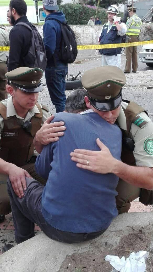 🔴🇨🇱 EMOTIVA 
Imagen de un carabinero consolando al conductor de un automóvil que terminó aplastado por un bus se viralizó tras el accidente registrado la mañana de este jueves en Valparaíso, que dejó cerca de 45 personas lesionadas.

El conductor del vehículo menor, un hombre de