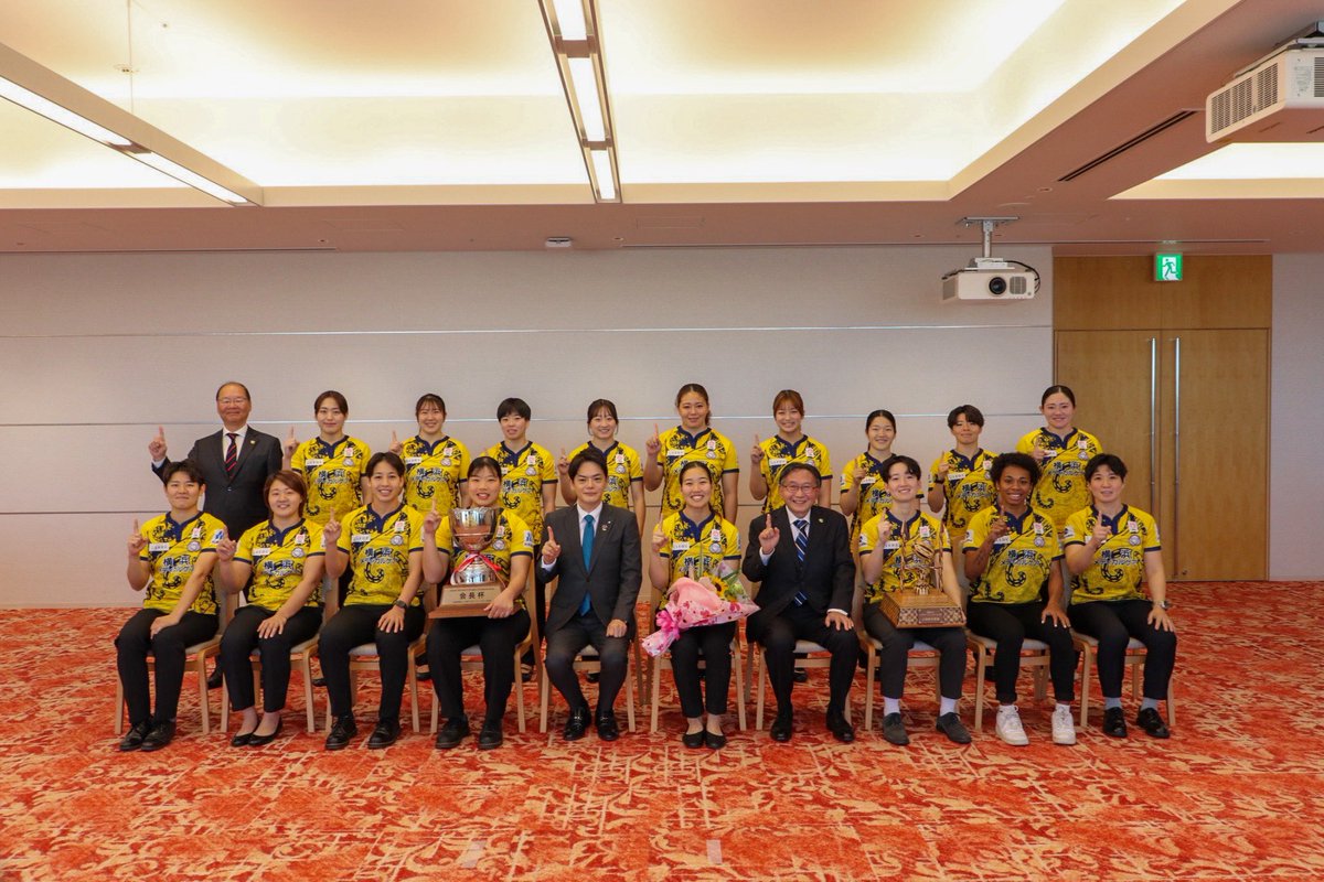 YOKOHAMA_TKM's tweet photo. 【YOKOHAMA TKM NEWS🏉】
第12回 全国女子ラグビーフットボール選手権大会 で初優勝を果たしたご報告として、YOKOHAMA TKMの選手・スタッフが 横浜市役所 を訪問し、山中竹春 横浜市長へ優勝のご報告をさせていただきました。 https://t.co/sAoMOdbpfH