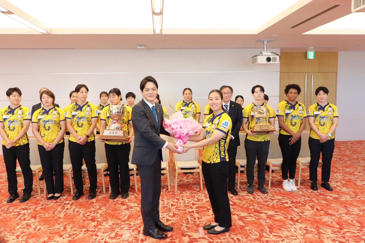 YOKOHAMA_TKM's tweet photo. 【YOKOHAMA TKM NEWS🏉】
第12回 全国女子ラグビーフットボール選手権大会 で初優勝を果たしたご報告として、YOKOHAMA TKMの選手・スタッフが 横浜市役所 を訪問し、山中竹春 横浜市長へ優勝のご報告をさせていただきました。 https://t.co/sAoMOdbpfH