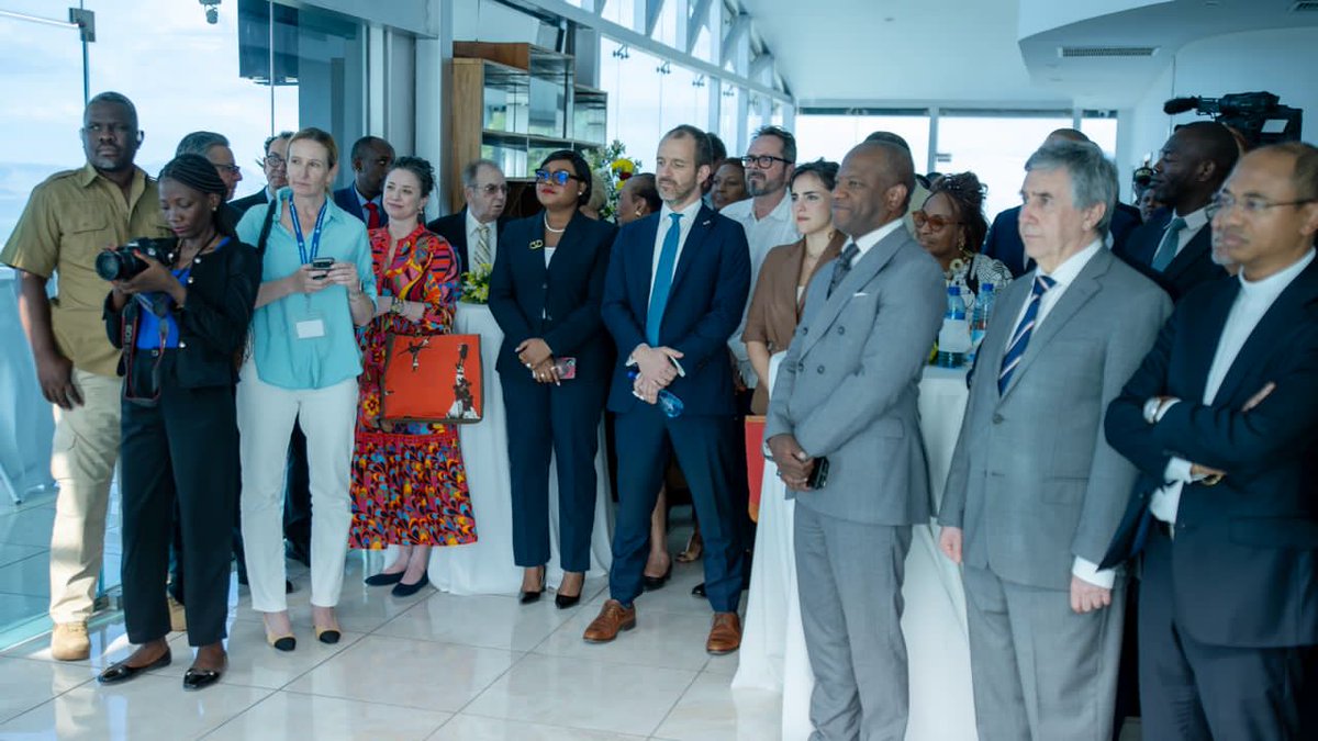 MAE_Haiti's tweet photo. 𝗦𝗮𝗹𝘂𝘁𝗮𝘁𝗶𝗼𝗻𝘀 𝗱𝘂 𝗖𝗼𝗿𝗽𝘀 𝗱𝗶𝗽𝗹𝗼𝗺𝗮𝘁𝗶𝗾𝘂𝗲 𝗲𝘁 𝗰𝗼𝗻𝘀𝘂𝗹𝗮𝗶𝗿𝗲 à 𝗹𝗮 𝗠𝗶𝗻𝗶𝘀𝘁𝗿𝗲 𝗱𝗲𝘀 𝗔𝗳𝗳𝗮𝗶𝗿𝗲𝘀 é𝘁𝗿𝗮𝗻𝗴è𝗿𝗲𝘀 𝗲𝘁 𝗱𝗲𝘀 𝗖𝘂𝗹𝘁𝗲𝘀

Port-au-Prince, le 5 mars 2026.–

La Ministre des Affaires étrangères et des Cultes, Son Excellence Madame Raina Forbin, a reçu ce jeudi les salutations du Corps diplomatique accrédité en Haïti, ainsi que celles des représentants des organisations internationales et du Corps consulaire.

Cette cérémonie protocolaire a constitué l’occasion pour les Chefs de mission diplomatique et les représentants des institutions internationales de présenter leurs civilités à la nouvelle Chancelière, conformément aux usages diplomatiques qui entourent la prise de fonctions d’une Cheffe de la diplomatie.

Dans son allocution, Son Excellence Madame Raina Forbin a exprimé sa gratitude envers les membres du Corps diplomatique et consulaire pour leur présence et leur engagement constant aux côtés de la République d’Haïti. Elle a réaffirmé l’importance que le Gouvernement attache au dialogue, au respect mutuel et au renforcement de la coopération avec l’ensemble de ses partenaires internationaux.