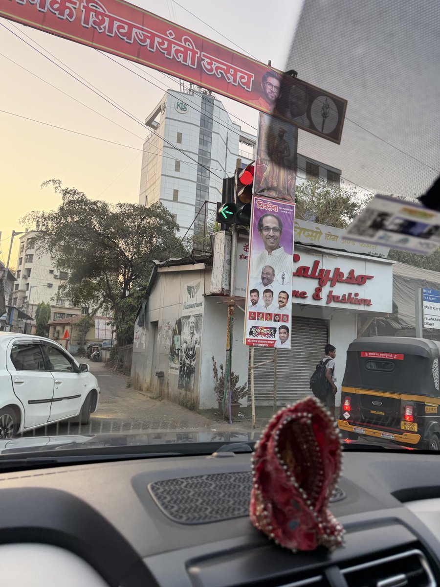 KarnThaker's tweet photo. If people aren’t noticing you, just cover the traffic signal so everyone has to.
Classic political branding at Irla Petrol Pump junction. This is a clear safety hazard. @mybmcwardKW should take note. @MTPHereToHelp @mumbaimatterz @mybmc @OfficeofUT https://t.co/9t4IXjzi91