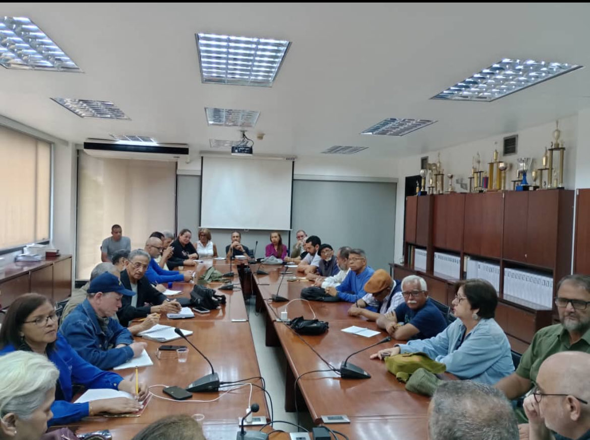 grisisanch's tweet photo. Los trabajadores activos , jubilados y pensionados exigimos un aumento salarial ya !!! No más retóricas, todos sabemos que en nuestro país si hay recursos suficientes para cancelar salarios dignos. https://t.co/XuMqq6CVqf