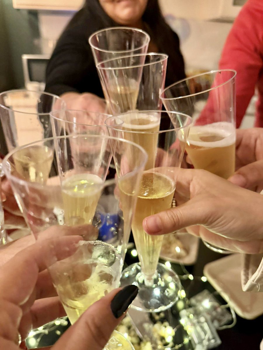 CarlosPalomoF's tweet photo. 🎂 #FNKS #Cheers 🥂!!!… https://t.co/8MX8j1GYmK