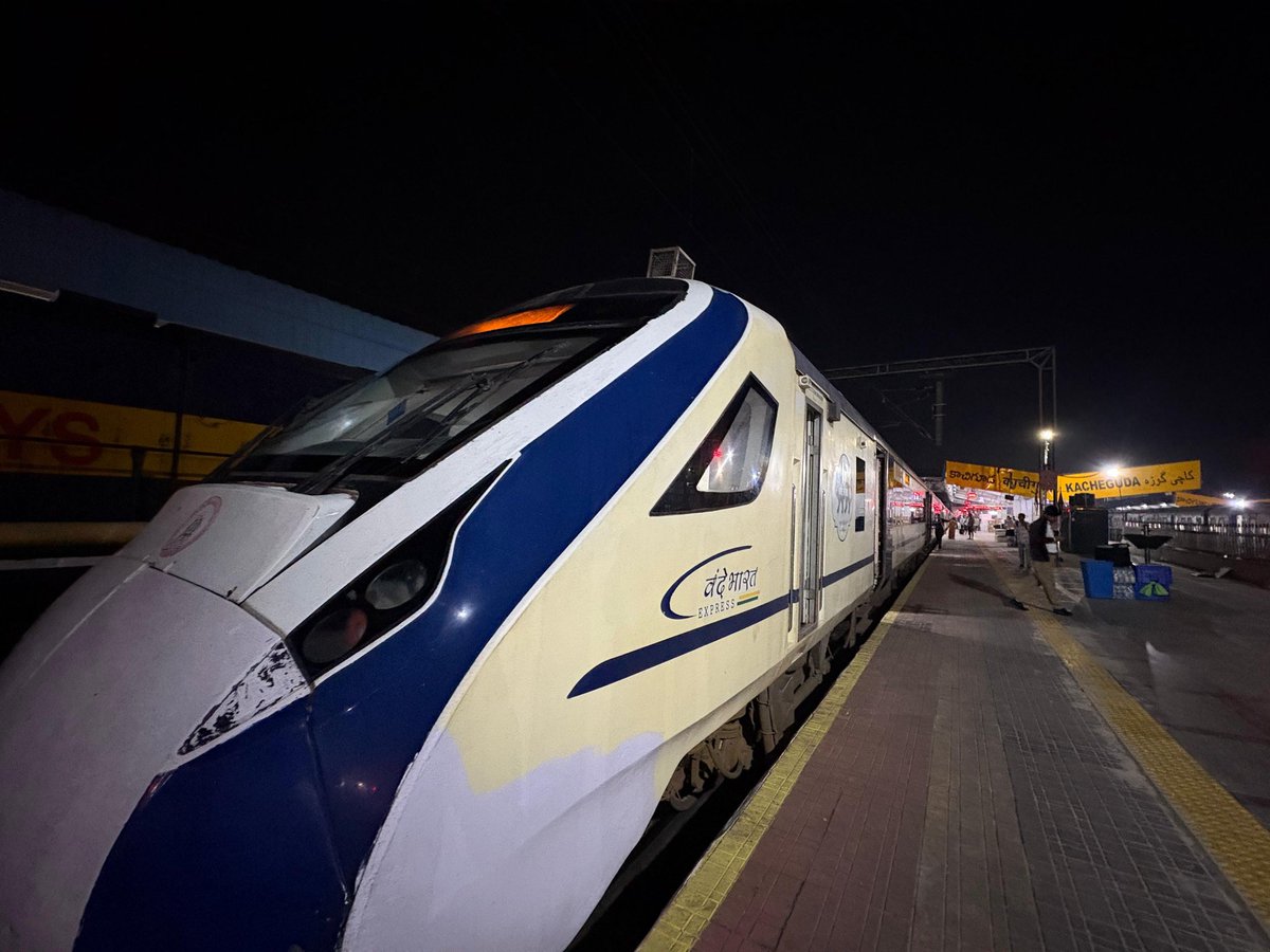 YashHora1's tweet photo. Early train.
Big smiles.
Bigger expectations.

Squad rolling out to Bangalore

When the destination is a POCO event, the journey itself feels exciting!

#POCOX8ProSeries #POCOX8ProMax 
#POCOX8Pro
#AlIPowerNoBS

@IndiaPOCO @KenSekhar @AnkitSingh_08 @sandeep9sarma @Huilgol @digvj https://t.co/OOS1WMzpL5