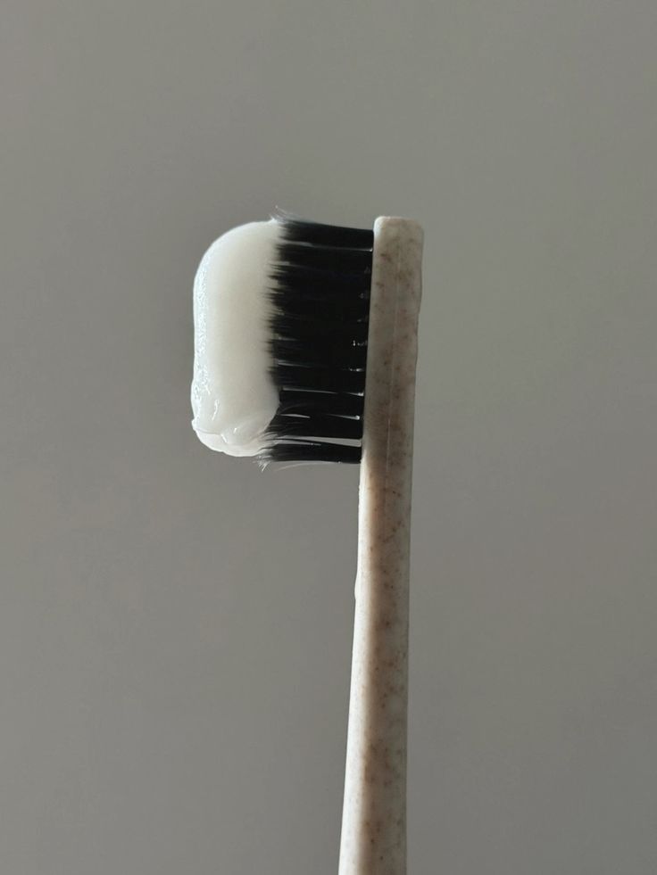 LucioAustero's tweet photo. hay algo extraño con el fluoruro

en varios estudios aparece la misma asociación: más fluoruro en el cuerpo, menor IQ en niños.

el cerebro en desarrollo es extremadamente sensible a lo que ingerimos. Y la pasta dental puede contener hasta 2,000 veces más fluoruro que el agua potable.

si vas a usar pasta dental, por lo menos asegúrate de que no tenga fluoruro.