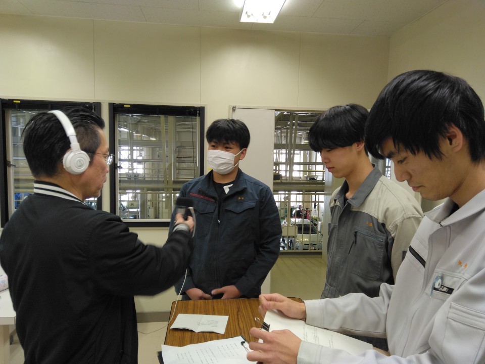 monotechobihiro's tweet photo. 帯広技専です。今年度最後のFMｰJAGAの収録が行われました。電気工学科、自動車整備科、造形デザイン科の1年生がものづくりの魅力をお伝えします。FMｰJAGA帯広技専のコーナーは毎月第2・4日曜日の午前11時10分頃からの放送です。ポッドキャストではいつでも聴くことができます。 https://t.co/EoTF0WbHBY