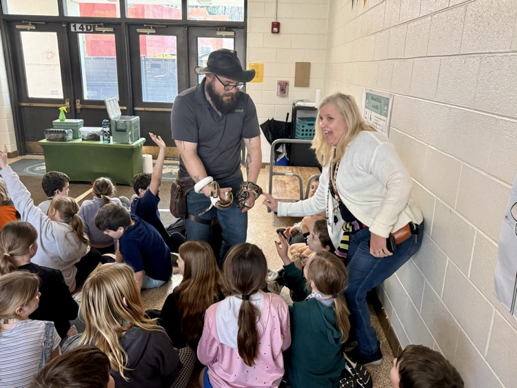 SEELilHawks's tweet image. Fourth grade had an exciting day exploring animal ecosystems with a live, in-house demonstration. The curiosity and excitement were contagious—teachers like Ms. Myers were just as eager to participate! 🐍🌿 #LittleHawks #HandsOnLearning