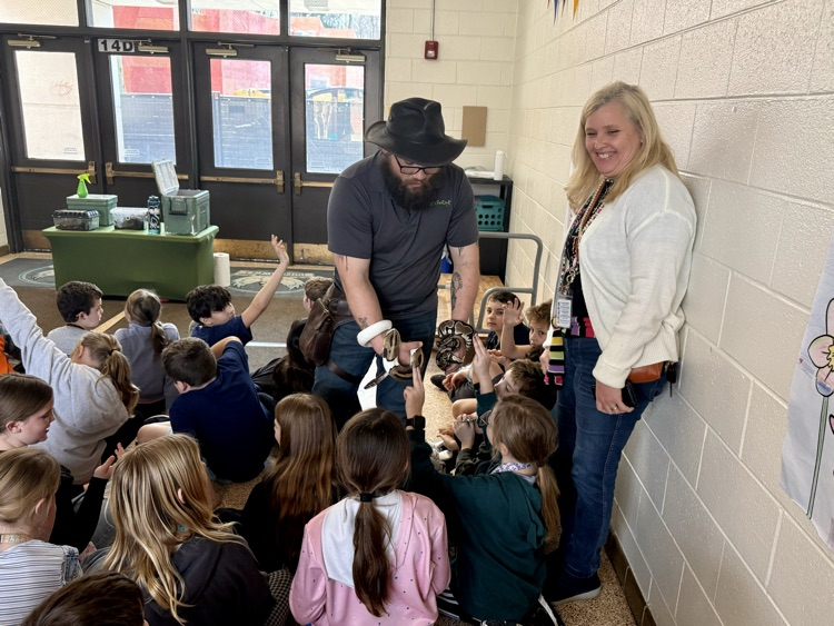 SEELilHawks's tweet image. Fourth grade had an exciting day exploring animal ecosystems with a live, in-house demonstration. The curiosity and excitement were contagious—teachers like Ms. Myers were just as eager to participate! 🐍🌿 #LittleHawks #HandsOnLearning