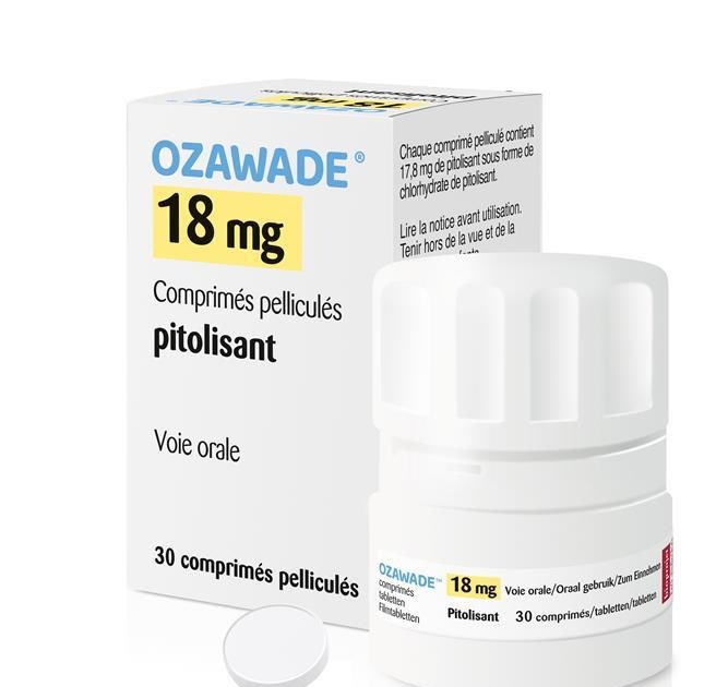 Banitoto's tweet photo. دواء (Pitolisant)💊 يُسوَّق تجارياً باسم (Ozawade) ويُستخدم لتقليل النعاس النهاري في حالات مثل (Obstructive Sleep Apnea). فكرته ببساطة أنه يحفّز الدماغ على زيادة إفراز الهيستامين، وهو الناقل العصبي المسؤول عن اليقظة. ميزته أنه أقل احتمالاً لسوء الاستخدام مقارنة ببعض الأدوية المنشطة ، وتأثيره على القلب والضغط غالباً أخف. الدواء مسجل في السعودية ويأتي على شكل حبوب، وسعر العلبة تقريباً 993 ريال 🇸🇦.

البدائل عادة تكون أدوية تعزز اليقظة (Wake-promoting agents) مثل (Modafinil) و (Armodafinil) اللي ترفع الدوبامين، و (Solriamfetol) اللي يرفع الدوبامين والنورأدرينالين معاً، لكن المهم نعرف أن هذه الأدوية تعالج عرض النعاس فقط ولا تعالج سبب المرض نفسه، لذلك يبقى العلاج الأساسي هو جهاز (CPAP).

مرضى (OSA) غالباً يجيهم النعاس في النهار لأن نومهم في الليل يتقطع. الدماغ يستيقظ مرات كثيرة أثناء النوم حتى يفتح مجرى التنفس، وهذا يمنع الوصول للنوم العميق، فيصحى المريض وهو تعبان حتى لو نام ساعات كفاية. لذلك هذه الأدوية تعتبر خط دفاع ثانٍ، وغالباً تُعطى لمن يستخدم جهاز (CPAP) بانتظام وما زال يعاني من نعاس شديد.

وقد يتساءل البعض ليش ما نعطي أدوية منشطة عادية وخلاص؟ السبب أن أغلب الأدوية المنشطة  تشتغل عبر الدوبامين، بينما (Pitolisant) يشتغل عبر نظام الهيستامين في الدماغ، لذلك قد يكون أقل احتمالاً لسوء الاستخدام وأخف تأثيراً على القلب، ويعطي يقظة أقرب للطبيعية.

الهدف ما كان مجرد منع النوم، بل إيجاد يقظة أكثر أماناً وبآلية مختلفة عن الأدوية التقليدية.💊 

https://t.co/IDa04Af8Vz