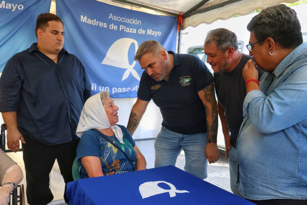 MaxiVenegoni's tweet photo. Ronda n°2499

Acompañamos a las Madres de Plaza de Mayo junto a Pina de Fiore, Carmen Arias y nuestro compañero Santiago Fidanza .

A pocos dias de cumplirse 50 años  del golpe genocida, las Madres son el ejemplo de lucha del pueblo Argentino. https://t.co/AB5jppAHcj