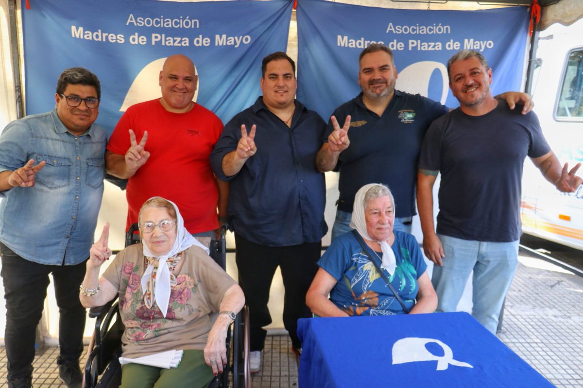 MaxiVenegoni's tweet photo. Ronda n°2499

Acompañamos a las Madres de Plaza de Mayo junto a Pina de Fiore, Carmen Arias y nuestro compañero Santiago Fidanza .

A pocos dias de cumplirse 50 años  del golpe genocida, las Madres son el ejemplo de lucha del pueblo Argentino. https://t.co/AB5jppAHcj