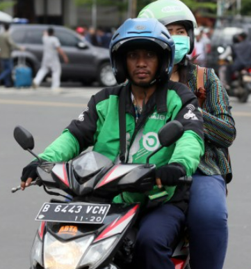 BapakKerja's tweet photo. Berapa Besaran THR Ojol Tahun 2026?

- nama resmi → bhr keagamaan (bonus hari raya) buat driver ojol & kurir online (bukan thr karyawan biasa ya)

- dasar aturan → surat edaran menaker no. m/4/hk.04.00/iii/2026 (keluar 2 maret 2026) 

- minimal nominal → minimal 25% dari rata-rata pendapatan bersih 12 bulan terakhir 

- siapa yang dapet → ojol yang udah terdaftar resmi minimal 12 bulan di app (gojek, grab, dll). estimasi ±850 ribu driver 

- total budget → sekitar rp220 miliar (gojek/goto + grab masing-masing rp100–110 miliar, naik 2x lipat dari 2025 yang cuma rp50 miliar) 

- besaran real (gojek/goto):
- motor: 150.000 – 900.000   
- mobil: 200.000 – 1.600.000   → naik parah
minimal 3–4x lipat dari tahun lalu (dulu cuma rp50 ribu-an) 

- yang nentuin jumlah → seberapa sering online, rating bagus, performa konsisten, patuh aturan app 

- kapan cair → maksimal h-7 lebaran (sekitar 14 maret 2026 kalo idul fitri 21 maret) 

- lainnya → bentuk cash, hitungannya transparan, bukan gantiin benefit lain  

intinya: tahun ini bhr ojol naik 'lumayan' banget dibanding 2025, pemerintah push aplikator kasih minimal 25% income rata-rata setahun. 

buat para bapak ojol, ini tambahan mantap buat thr keluarga pas lebaran.. tag temen ojol kalian ya!
