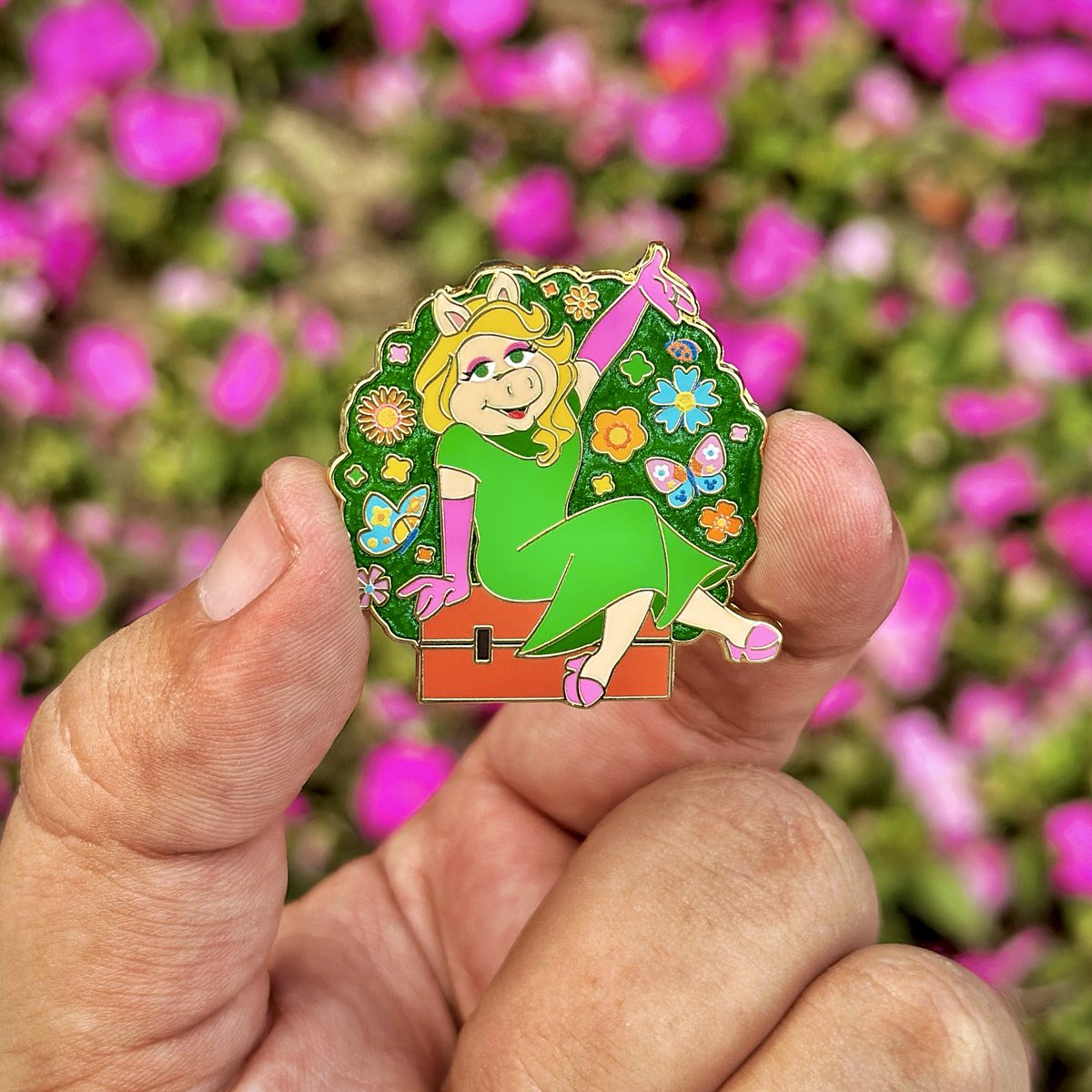 TuckBeck's tweet image. If you love Epcot’s Flower &amp;amp; Garden Festival? Then this Mystery Pin Set is for you! Featuring eight brand new pins, that’re an absolute MUST for every Disney Pin Lover!!! ✨❤️✨
.
#EpcotFlowerAndGardenFestival
#DisneyPins #DisneyBlogger
#FlowerAndGardenFestival