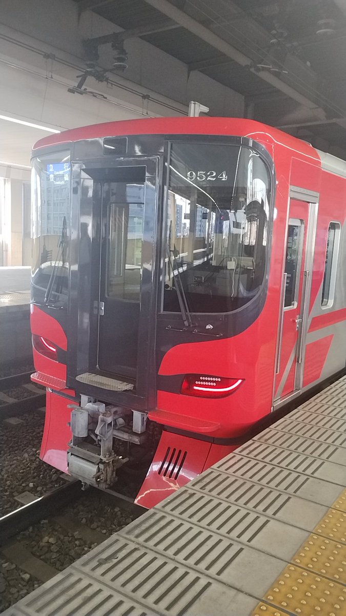 この前貫通型の9500系に初めて乗ったけど前面に貫通幌がなかったけど