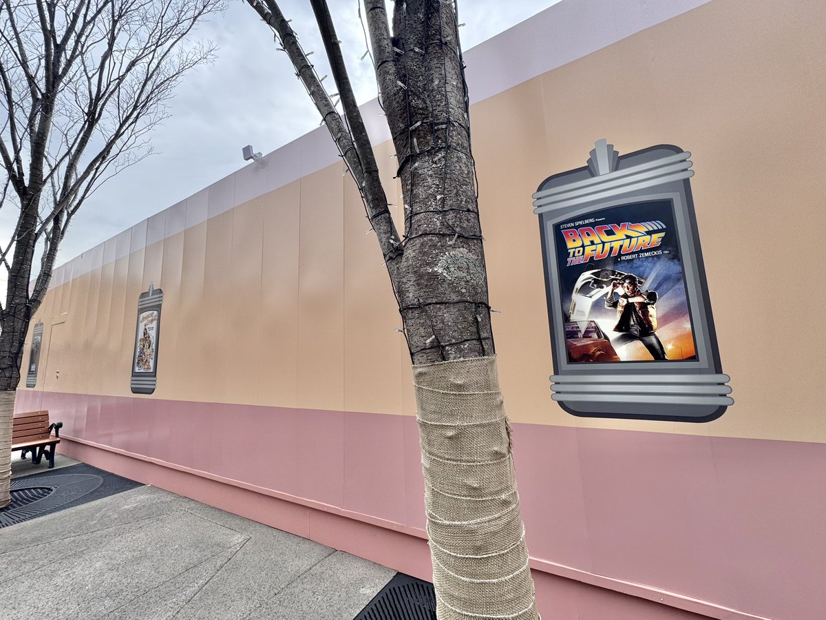 LCASTUDIOS_USJ's tweet photo. 待っっっっって！！！！

スタジオ・スターズ・レストランの万能板(仮囲い)に歴代のユニバーサル映画のポスターが！

しかも日本では導入が見送られたと噂の、映画『大地震』(1974年)のポスターまで！

#USJファン #USJ_now https://t.co/Fr3tMVbdF9