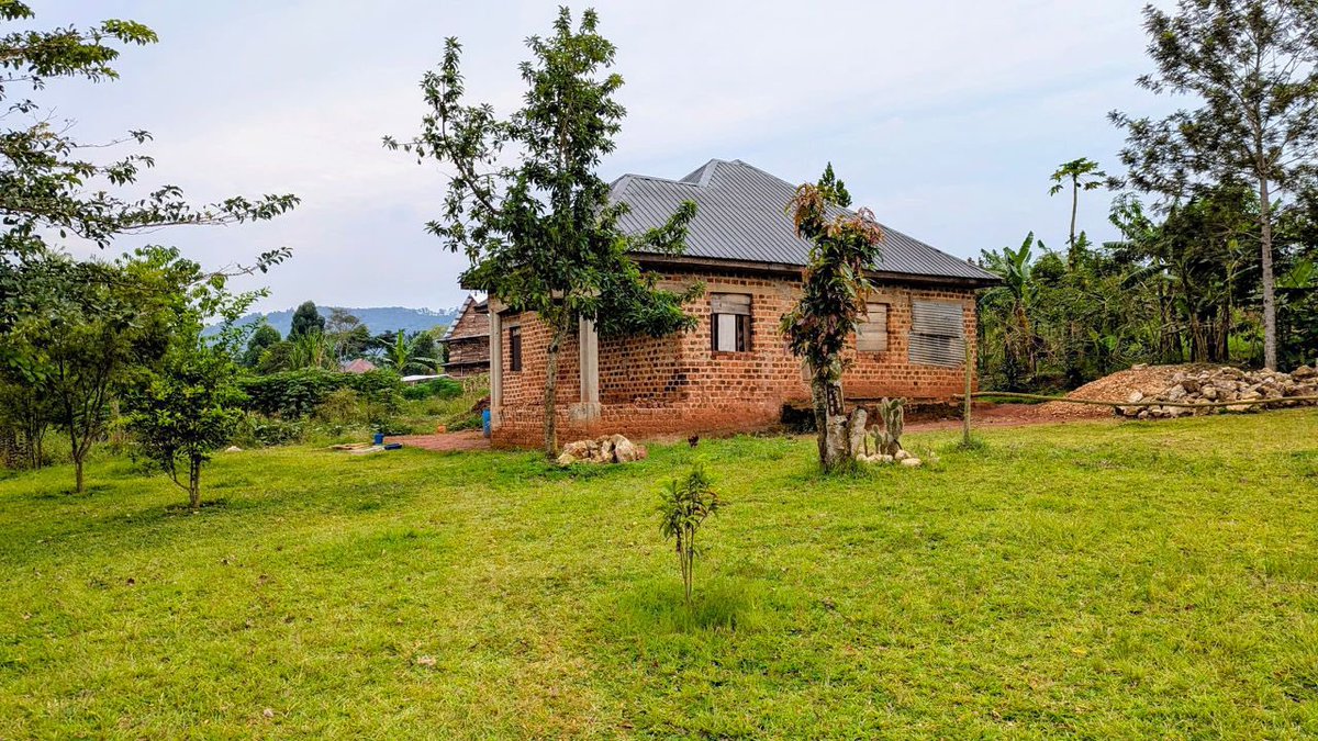tic_ber2's tweet photo. Incomplete Home for Sale – Wakiso, Bakka Town

Construction Stage: Finishing &amp; Exterior Works Pending
Bedrooms: 5
Bathrooms: 4
Land Size: 1.5 Acres
Location: Wakiso – Bakka Town (Approx. 10 km off the main road)
Last Price: UGX 105M

Ideal for private residence, agricultural use https://t.co/5wex9p3PLX
